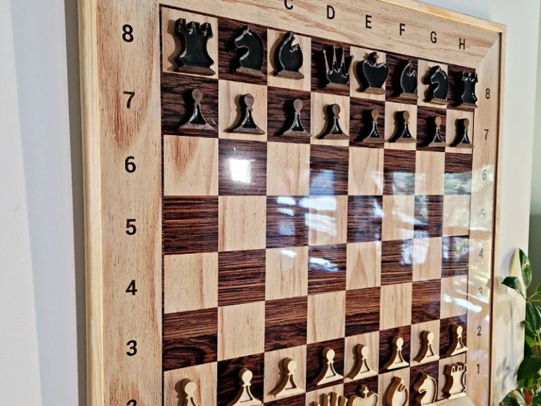 Was macht ein vertikales Schachbrett aus Holz so einzigartig?